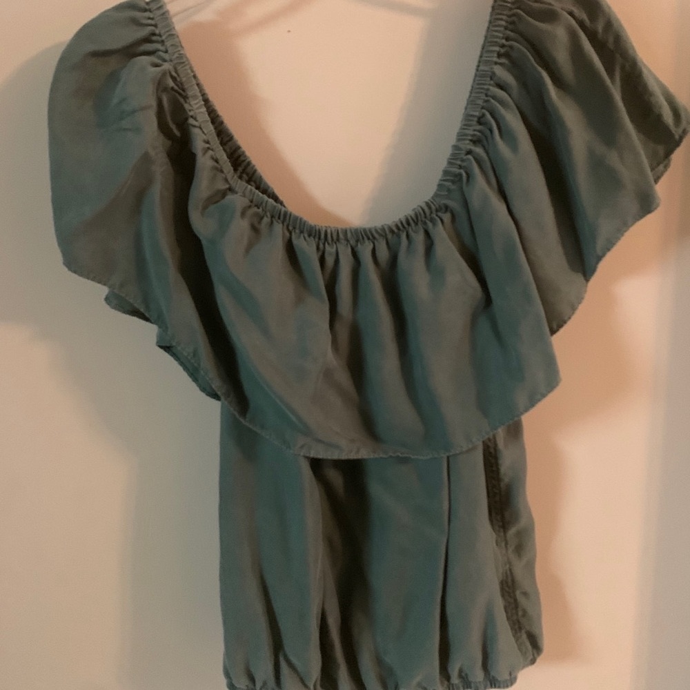 Unsubscribed off shoulder top